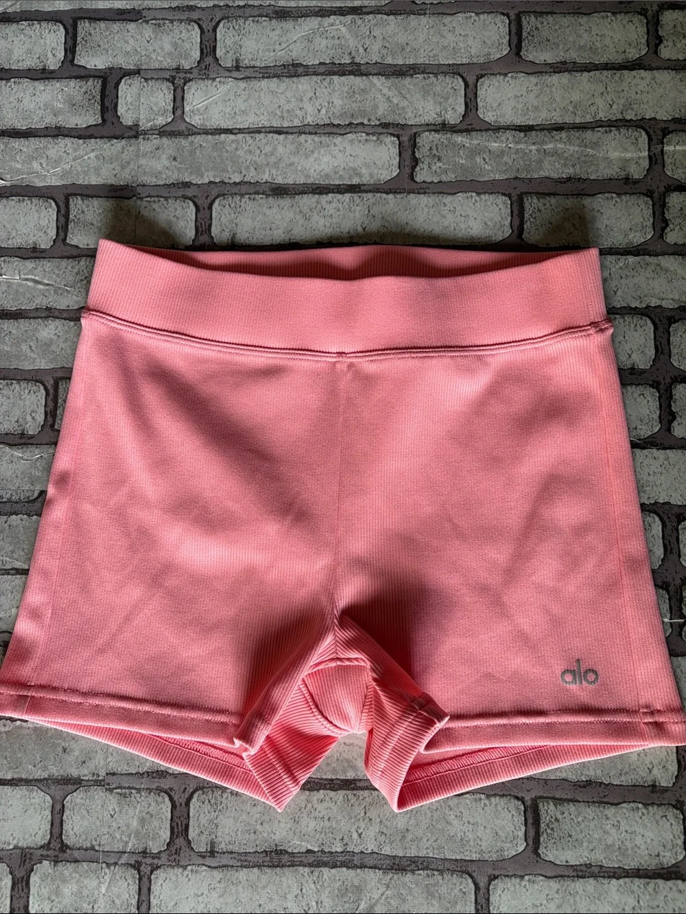 Alo Women’s Goddess Ribbed High-Waist Hot Short Strawberry Lemonade Size Small